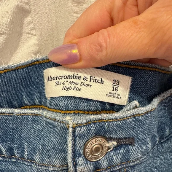 A&F "Mom" Jean Shorts 3/3.5 Inch - Picture 3 of 4